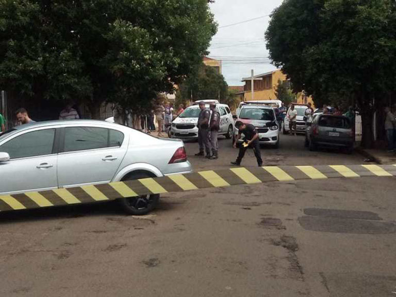 Homem é assassinado a tiros na porta de casa em Assis