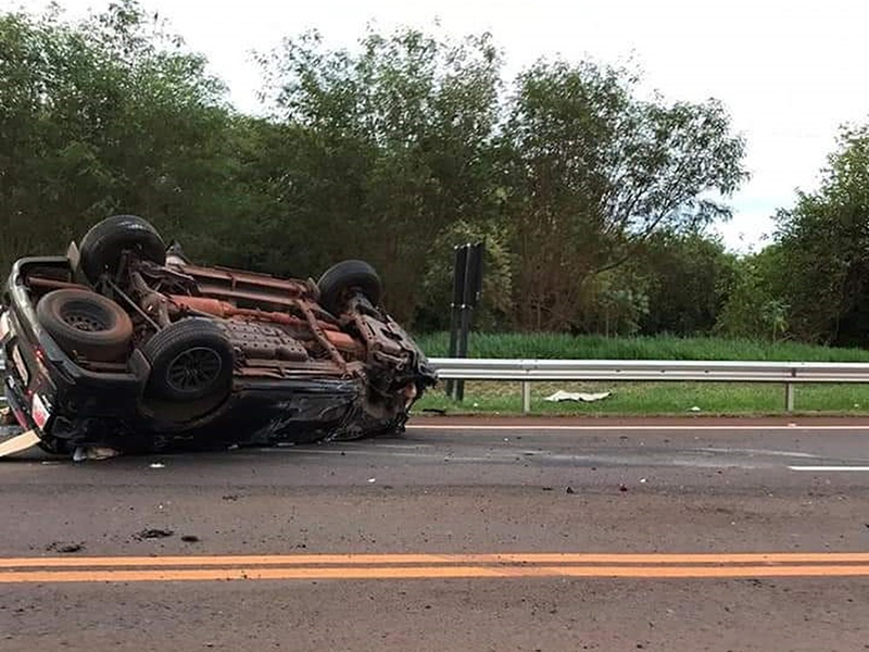 Homem morre após carro bater de frente com caminhonete em Tarumã