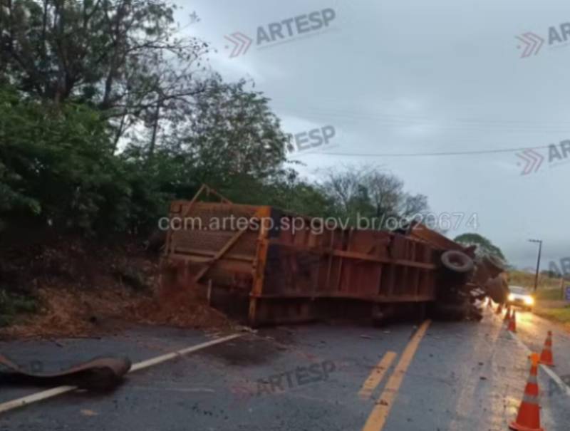 Caminhão canavieiro tomba e interdita faixa de rodovia