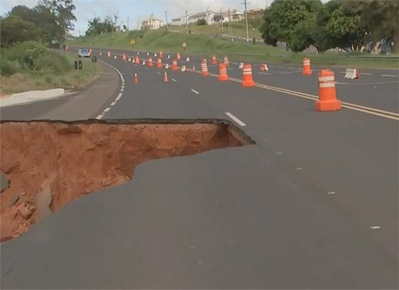Cratera aberta na rodovia SP 294 em Quintana preocupa