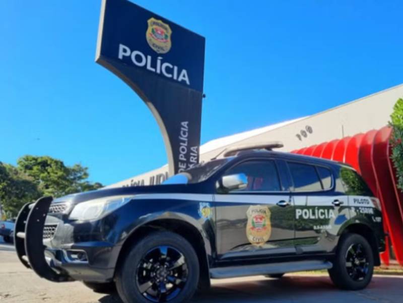 Mulher é presa em flagrante suspeita de matar cachorros a facadas em Assis
