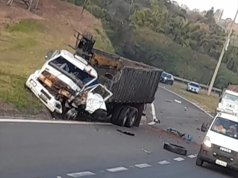Colisão frontal de dois caminhões deixa dois feridos na Rodovia Comandante João Ribeiro de Barros