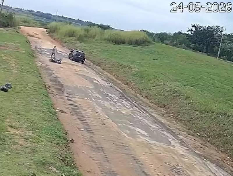 Câmera flagra momento em que motociclista é atingido por linha de pipa em Garça
