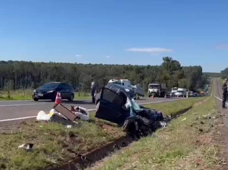 Carro capota após ser atingido por caminhão e motorista fica preso às ferragens na SP-225