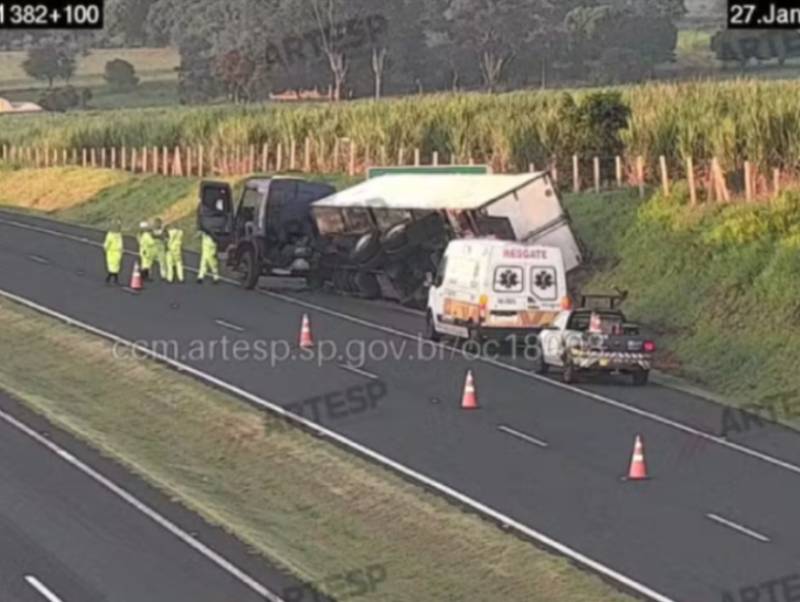 Carreta tomba em Echaporã após eixo quebrar; motorista não se feriu