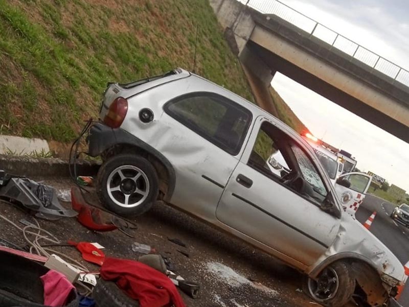 Motorista capota em alça de rodovia e carro desliza em barranco em Garça