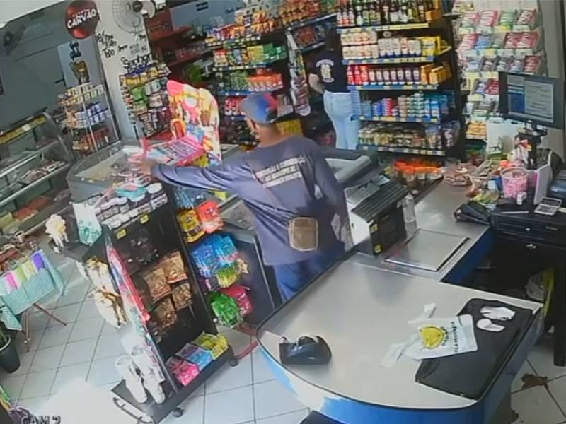 Câmera flagra furto a estabelecimento em Paraguaçu; suspeito trajava camiseta da Prefeitura
