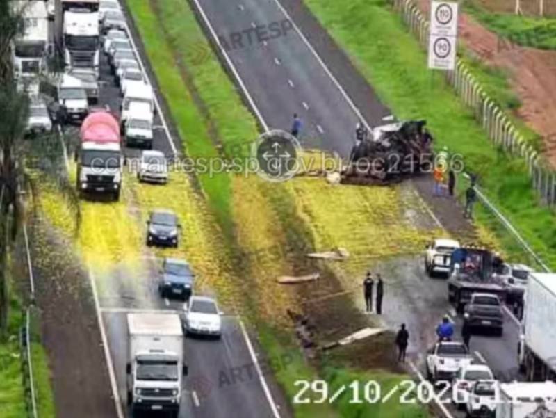 Caminhão de laranjas tomba e interdita trecho da SP-225 em Pederneiras