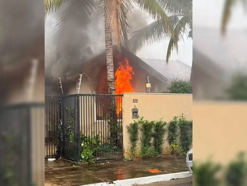 Incêndio atinge casa e mobiliza bombeiros em Ourinhos