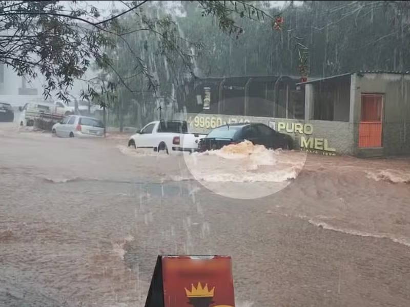 Carro é arrastado por enxurrada durante temporal em Tupã