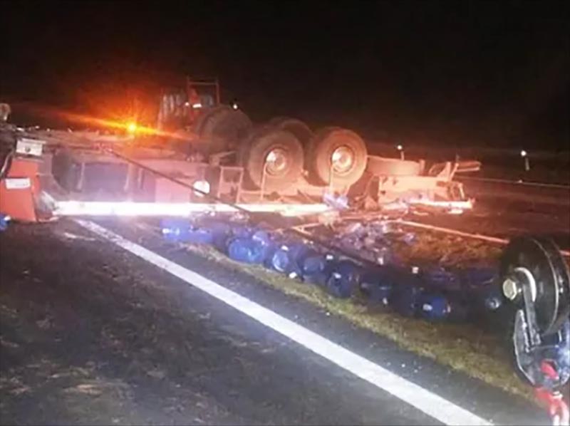 Idoso morre preso às ferragens após caminhão capotar em rodovia de Marília