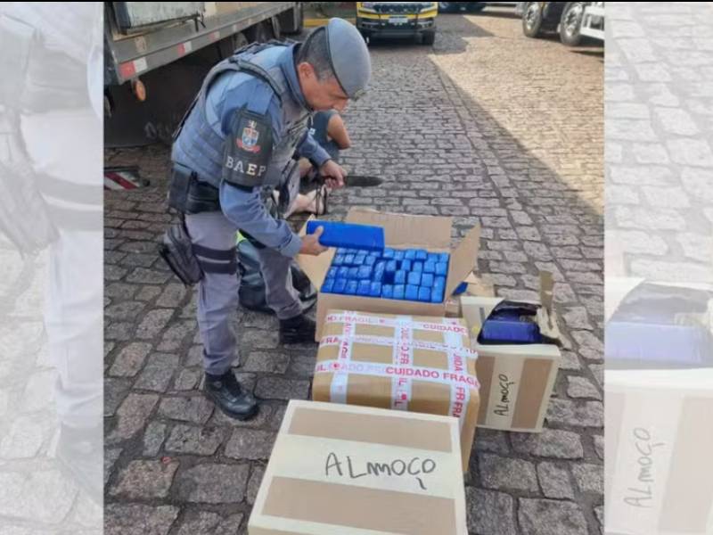 Maconha e produtos eletrônicos são apreendidos em caixas de papelão dentro de caminhão