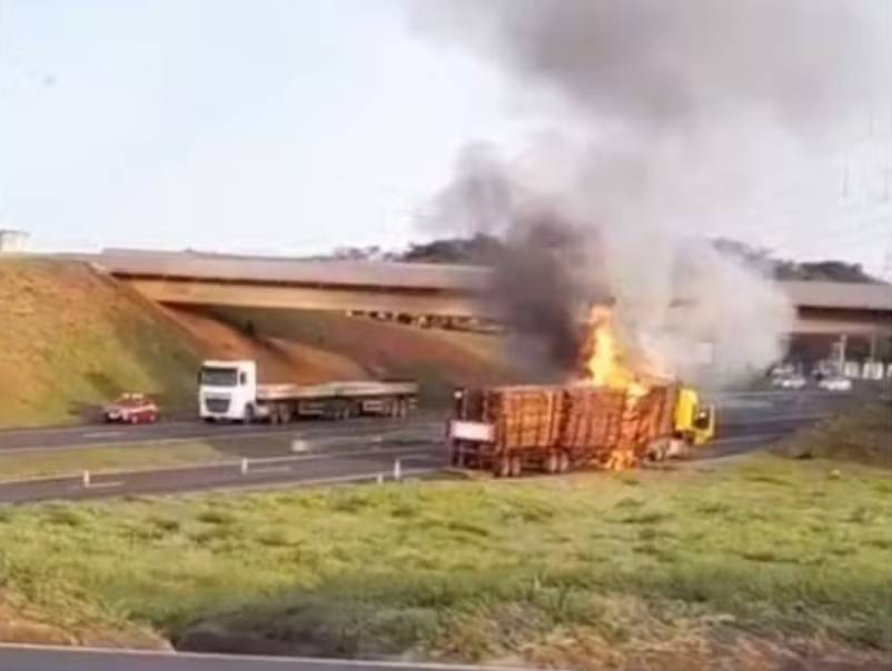 Caminhão carregado com madeira pega fogo na Rodovia Marechal Rondon em Bauru