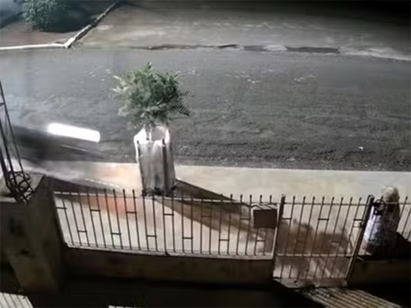 Mulher é atingida por moto sem condutor após motociclista ser derrubado por fio de poste em Palmital