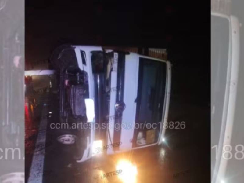 Caminhão aquaplana, tomba e atinge carro na Rodovia Comandante João Ribeiro de Barros em Gália
