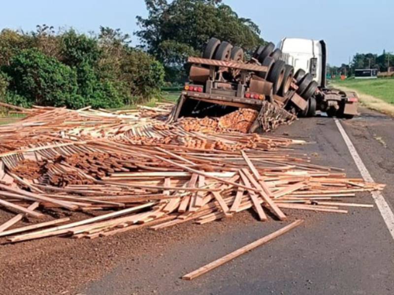Carreta carregada com madeira tomba e interdita alça no trevo entre Assis e Paraguaçu Paulista