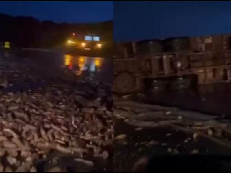 Caminhão carregado com mandioca tomba na Raposo Tavares e interdita trecho da rodovia em Assis