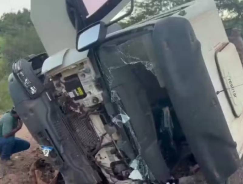 Motorista morre após caminhão tombar em estrada rural de Sarutaiá