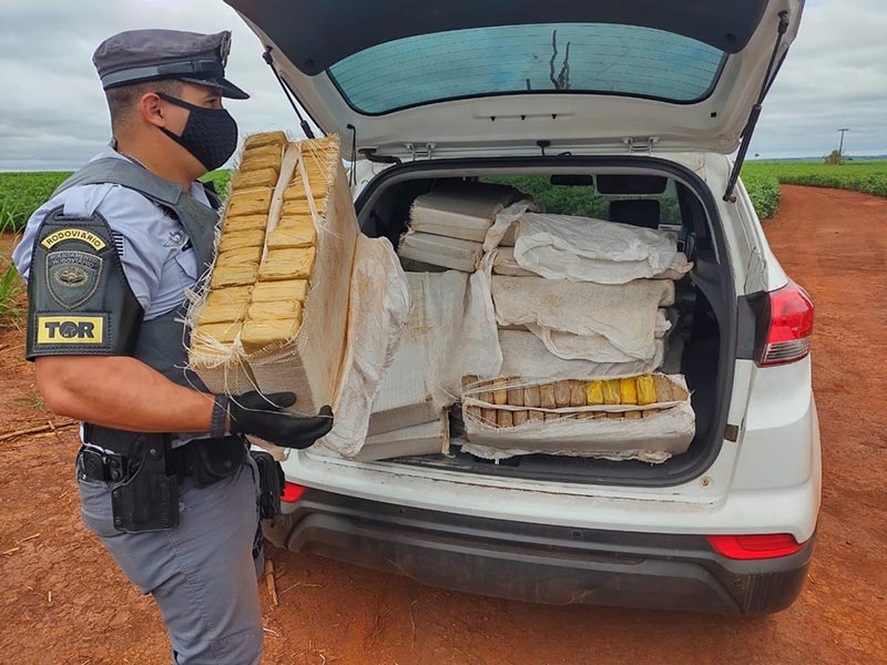 Motorista abandona carro com mais de 400 quilos de maconha em canavial de Ourinhos