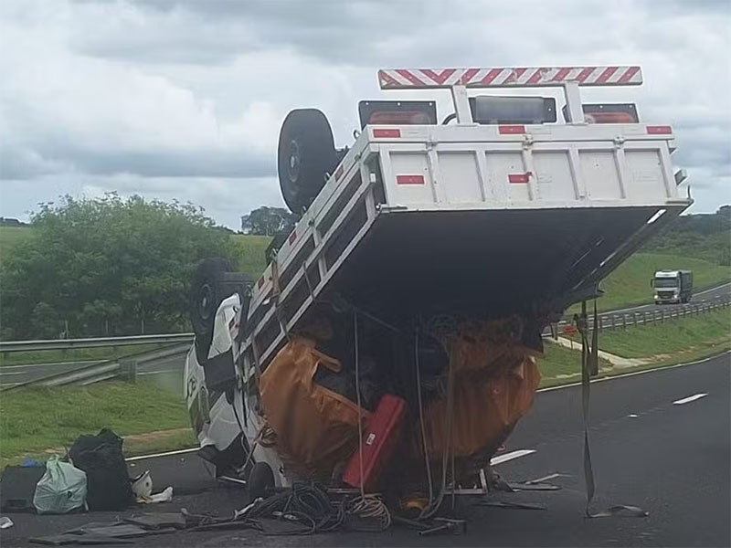 Caminhão tomba na Rodovia Raposo Tavares, em Rancharia