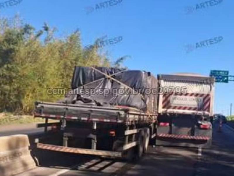 Acidente entre duas carretas interdita a Rodovia Raposo Tavares em Ourinhos