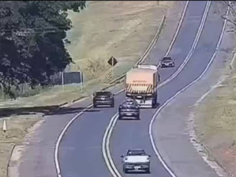 motorista faz ultrapassagem proibida e quase bate de frente com outro veículo na BR-153