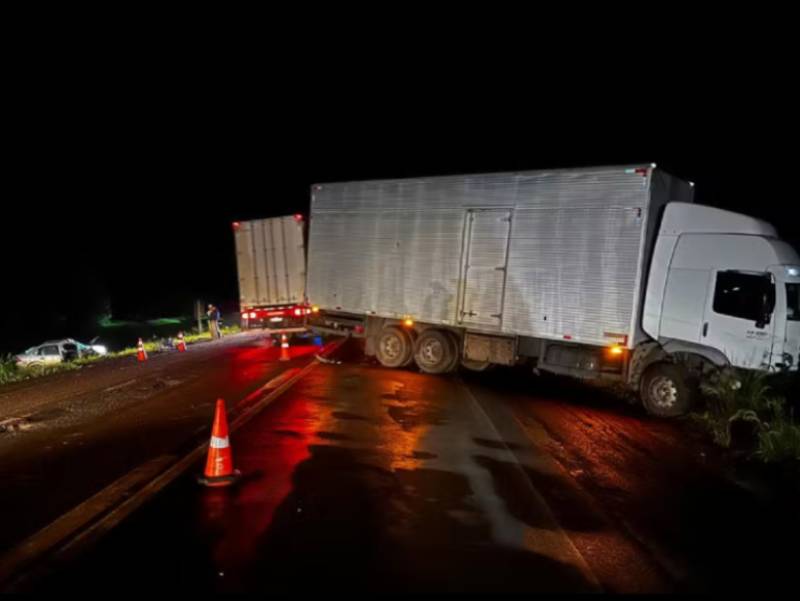 Carro invade contramão bate em caminhão e deixa um morto e outras 3 pessoas  feridas Ribeirão do Sul