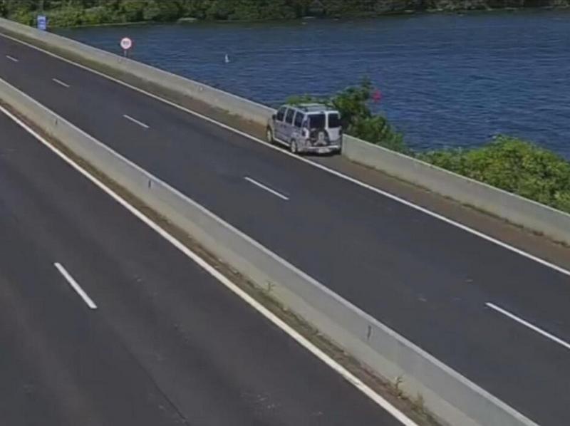 Motorista tem mal súbito e esposa assume controle de veículo em ponte sobre o Rio Tietê em Jaú