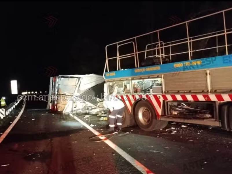 Acidente entre ônibus e carreta carregada com frango congelado bloqueia rodovia em Dois Córregos