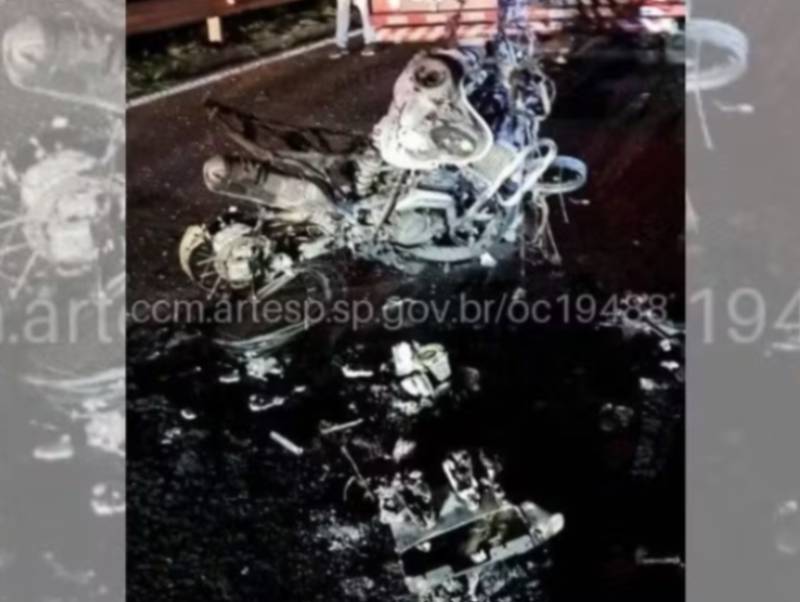 Moto pega fogo após bater na traseira de carro e tombar na Raposo Tavares em Canitar