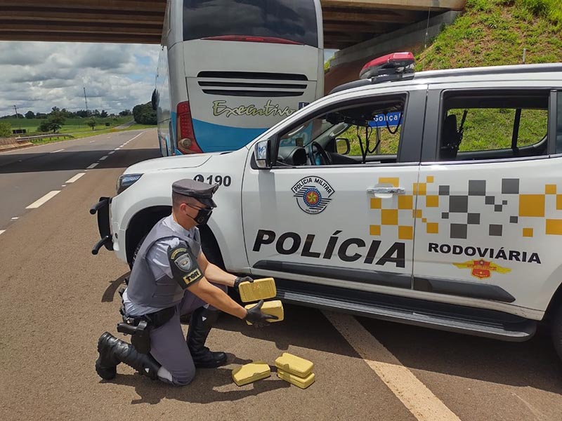 Boliviana é presa com tabletes de cocaína em ônibus interceptado em rodovia de Assis