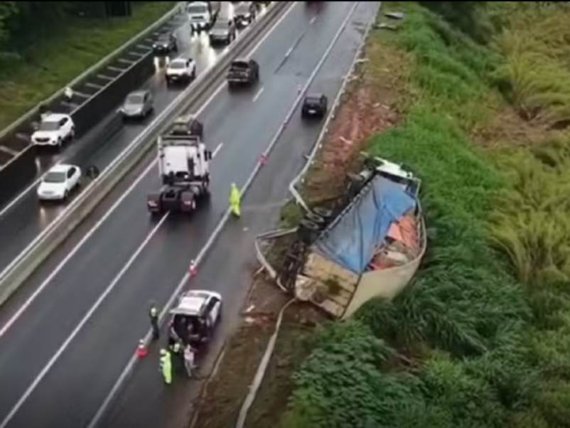 Carreta carregada com eletrodomésticos tomba em rodovia de Marília