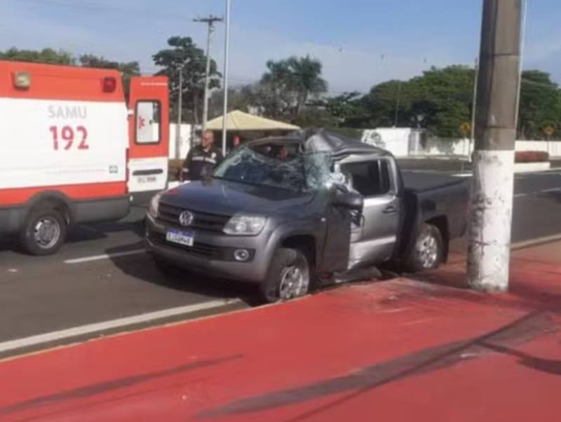 Motorista morre após atingir poste no trecho urbano da SP-294 em Pompeia