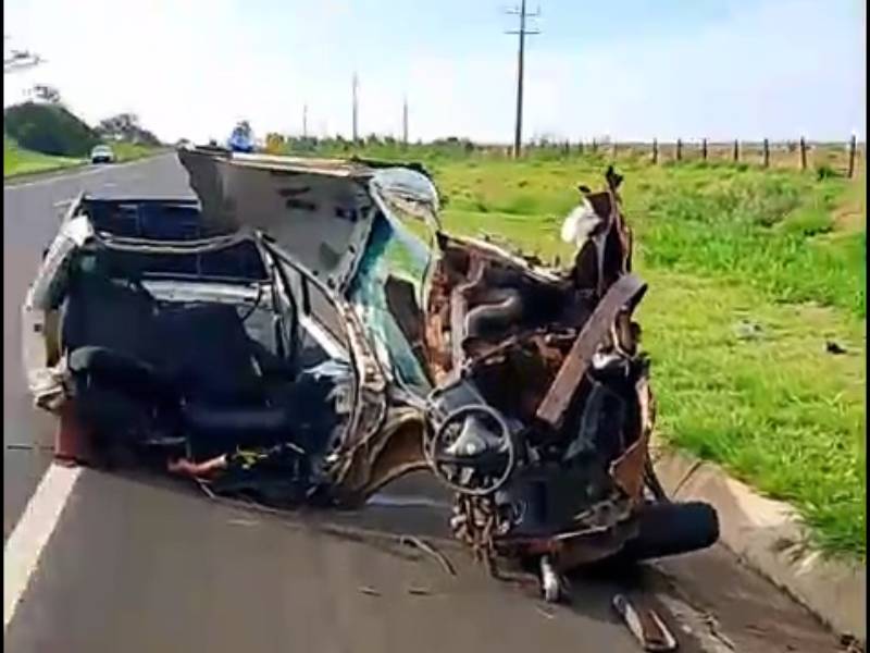 Dois veículos batem de frente na SP-284 em Paraguaçu Paulista