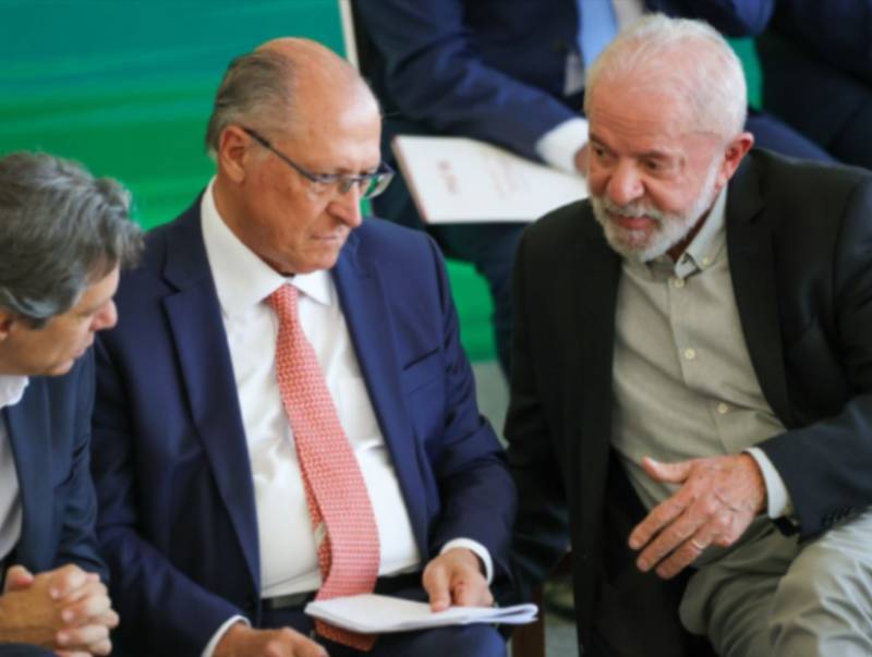 Governo vai trabalhar para reverter taxação dos EUA, diz Alckmin