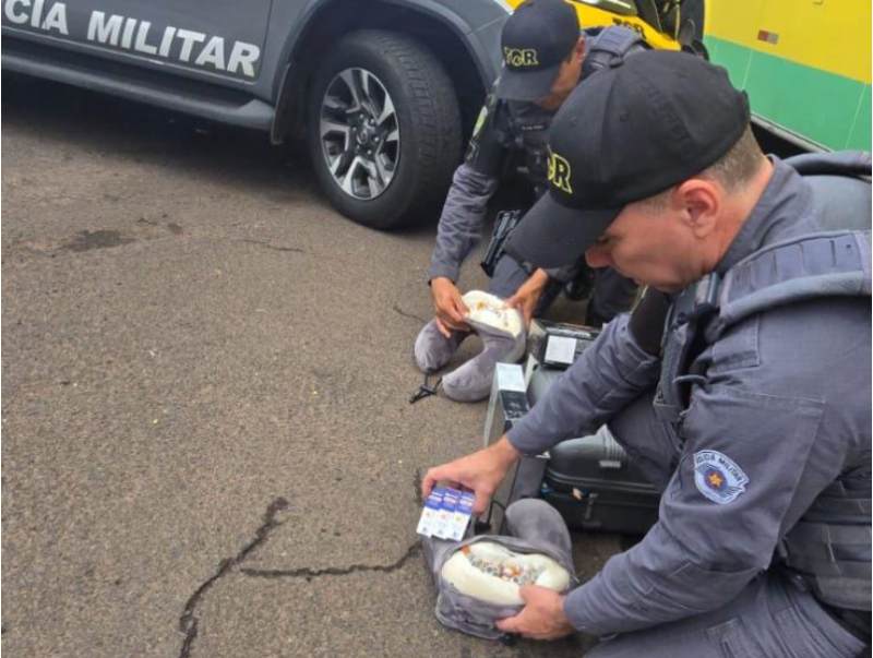 Mulher é flagrada com medicamentos escondidos em almofadas de pescoço em ônibus de turismo em Assis