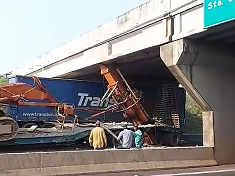 Carreta fica entalada em viaduto e complica tráfego em rodovia de Santa Cruz do Rio Pardo