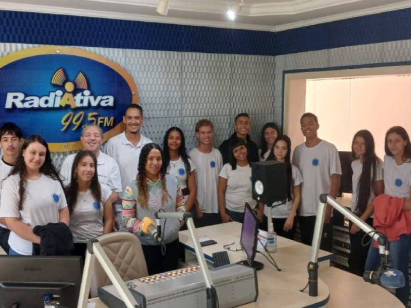 Alunos do GEP realizam visita à Radiativa FM