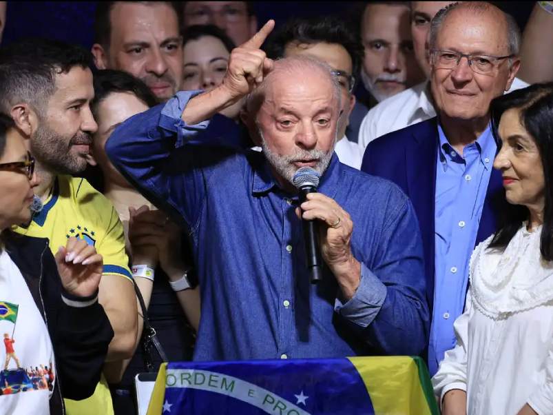 Vamos mudar o jeito de governar este país, diz Lula, reeleito presidente do Brasil