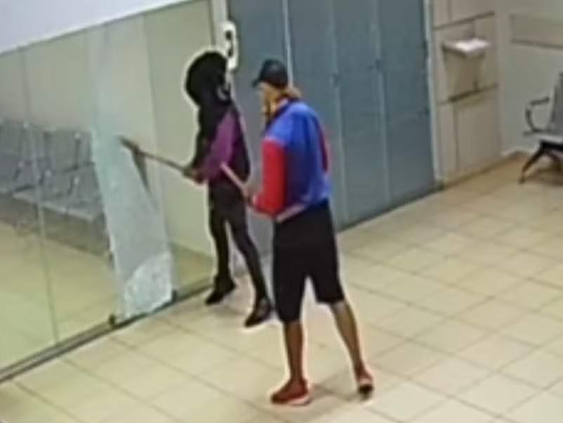 Câmera flagra vandalismo em velório municipal de Marília