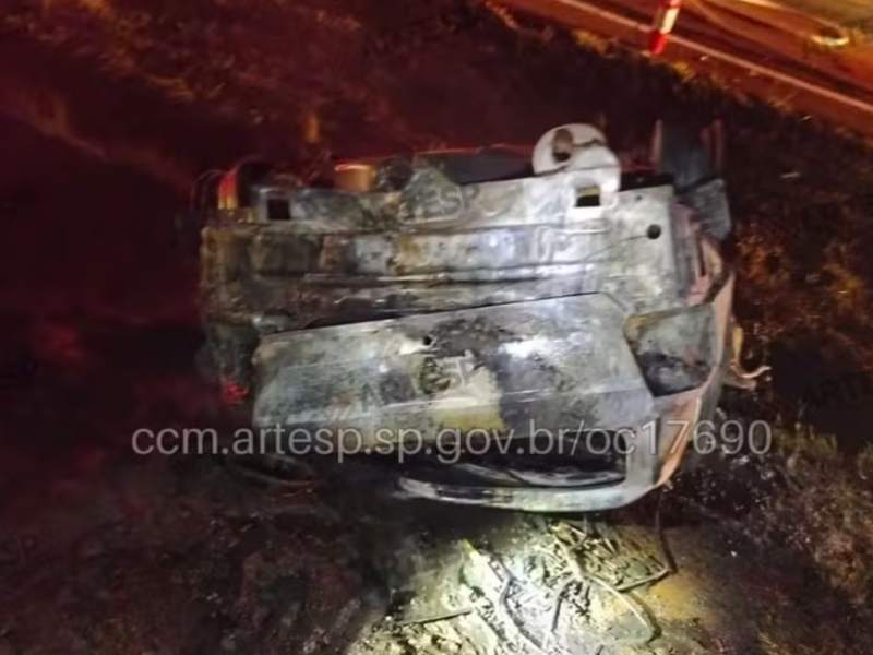 Motorista morre após carro bater na traseira de ônibus e pegar fogo na SP-300 em São Manuel
