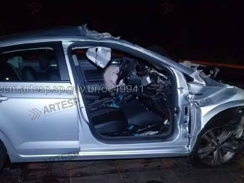 Irmãos batem carro na traseira de carreta  entre Jaú e Barra Bonita.