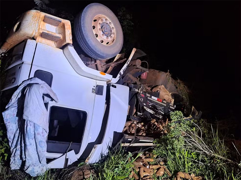 Caminhão com 15 toneladas de mandioca tomba ao tentar passar em ponte de madeira, em Martinópolis