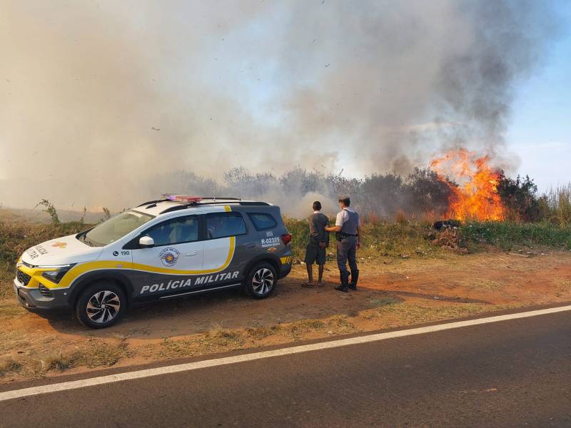 Polícia Rodoviária prende homem ateando fogo em mato às margens da rodovia em Marília