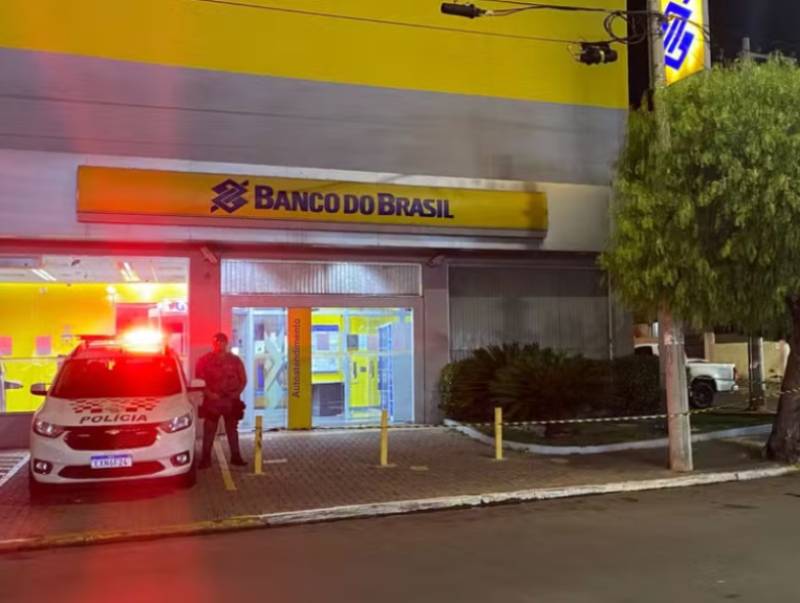 Criminosos levam quase meio milhão de reais de agência bancária durante roubo com reféns em Bauru