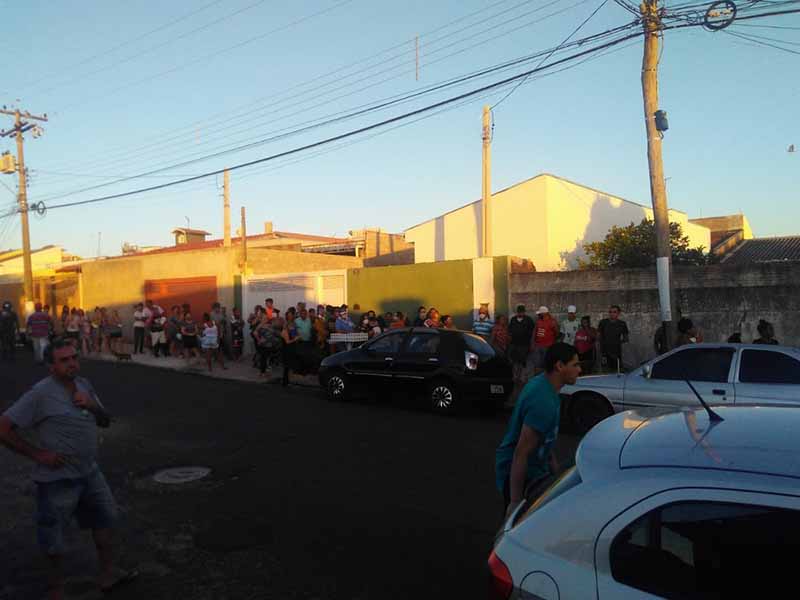 Moradores formam fila após divulgação falsa de distribuição de cestas básicas em Marilia