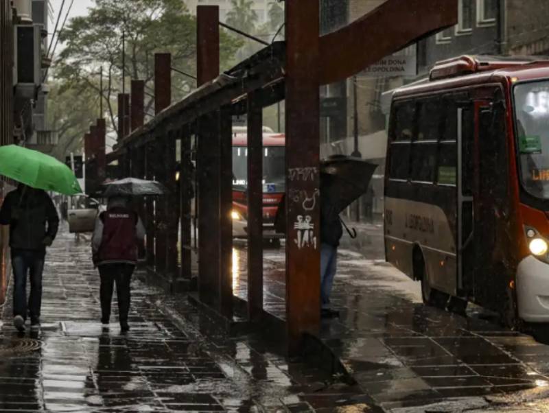 Tempo fica chuvoso em grande parte do país nesta segunda-feira