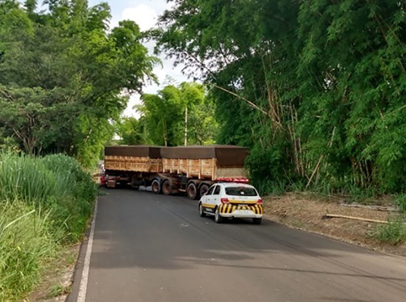 Carreta interdita vicinal que liga as cidades de Quatá e Tupã