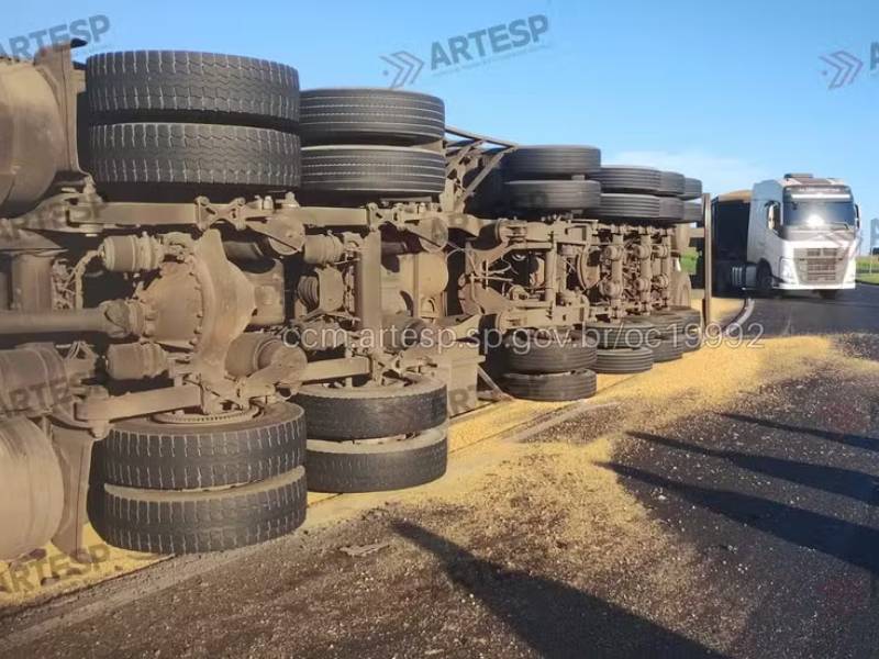Caminhão tomba ao fazer curva de retorno, espalha farelo na pista e interdita rodovia de Quatá