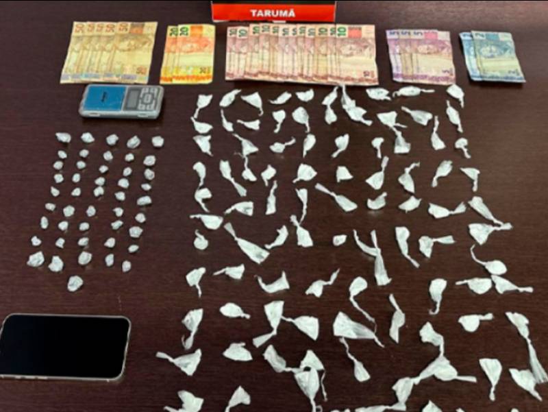 Polícia Civil estoura ponto de venda de drogas e prende dois homens por tráfico em Tarumã